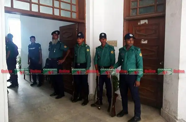 নিরাপত্তা বাহিনী পিলখানা হত্যা মামলার রায় চলাকালে নিরাপত্তা নিশ্চিত করছে. Channel i News - চ্যানেল আই নিউজ