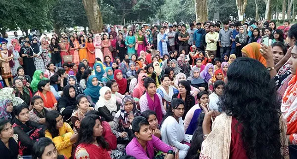 বৃহৎ জনসমাগমের মধ্যে এক নারী বক্তা বক্তব্য দিচ্ছেন. Channel i News - চ্যানেল আই নিউজ