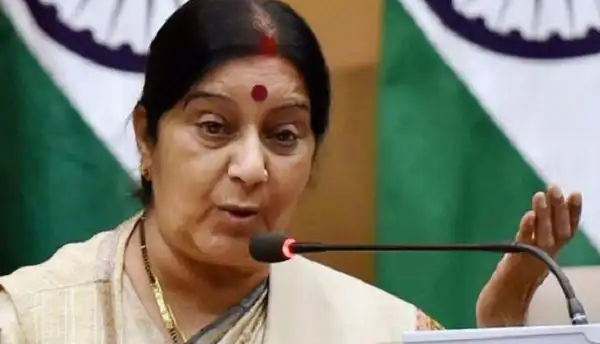 সুষমা স্বরাজ বক্তৃতা দিচ্ছেন, পটভূমিতে ভারতের পতাকা. Channel i News - চ্যানেল আই নিউজ