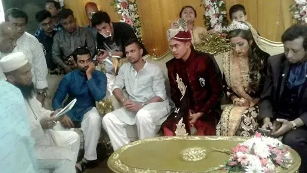 বিয়ের অনুষ্ঠানে বর ও কনের পরিবারের সদস্যরা উপস্থিত. Channel i News - চ্যানেল আই নিউজ