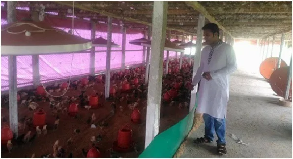 ফার্ম দেখাশোনা করছেন আফজাল।