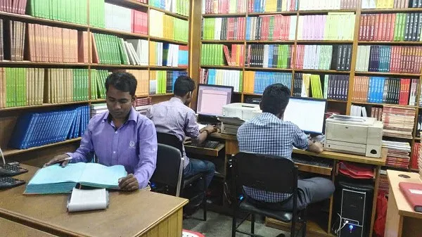 বাংলাবাজারে বইমেলার প্রস্তুতি চলাকালে পাঠক ও কর্মীরা লাইব্রেরিতে বই পড়ছেন।. Channel i News - চ্যানেল আই নিউজ