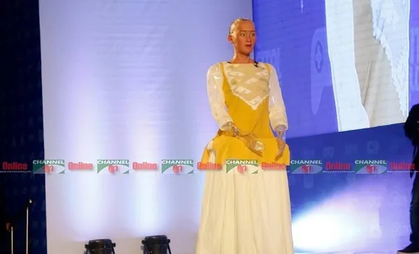 রোবট সোফিয়ার মুখে বাংলাদেশের জামদানির প্রশংসা