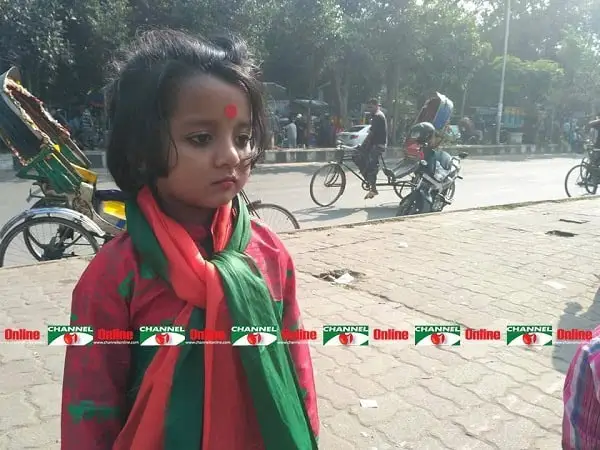 নিরিবিলি পরিবেশে লাল-সবুজের পোশাক পরা শিশু. Channel i News - চ্যানেল আই নিউজ