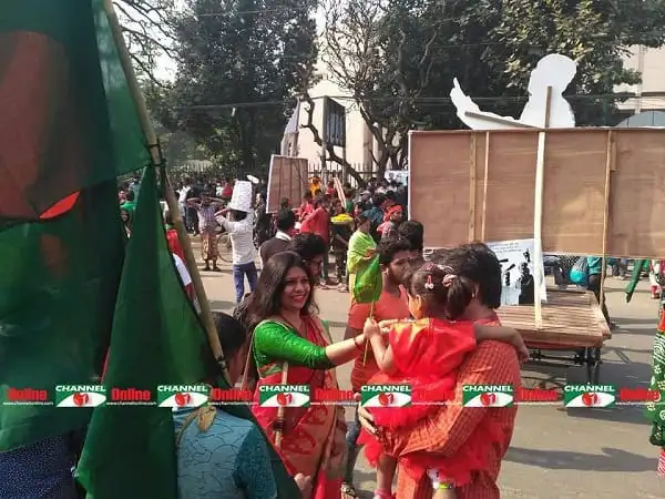 বিভিন্ন বয়সের শিশু ও তরুণরা লাল-সবুজের পতাকা নিয়ে আনন্দে মেতে উঠেছে. Channel i News - চ্যানেল আই নিউজ