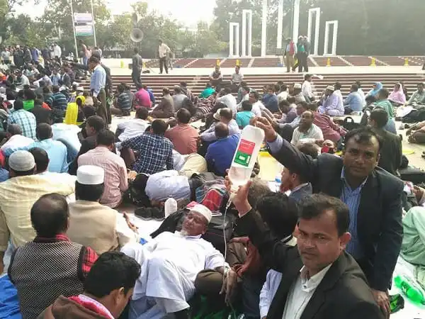 হাতে স্যালাইনের সুচ তবু প্রাণের দাবিতে অনশন