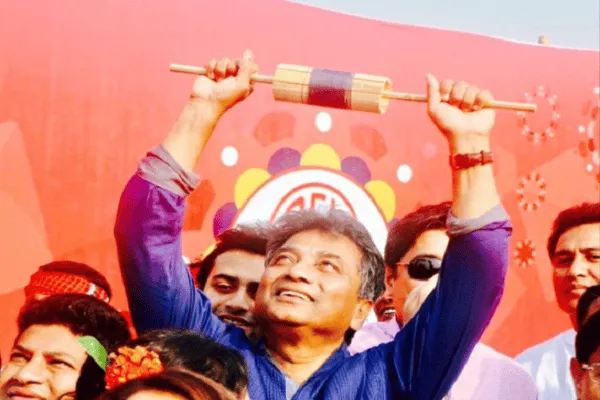 জনপ্রিয় নেতা জনসম্মুখে বিজয় পতাকা উঁচু করে ধরছেন. Channel i News - চ্যানেল আই নিউজ
