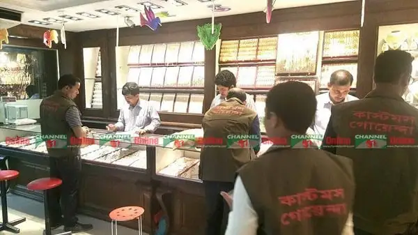 বাংলাদেশের সংবাদ সংগ্রহের জন্য চ্যানেল আই অনলাইন অফিসে সাংবাদিকরা. Channel i News - চ্যানেল আই নিউজ