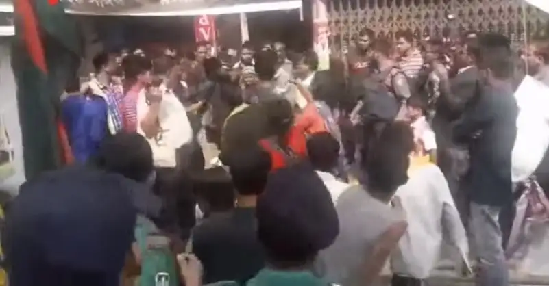 আওয়ামী লীগের অনুষ্ঠানে কম্বল নিয়ে মারামারি