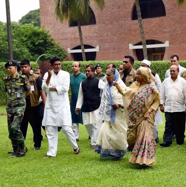 বাংলাদেশের রাজনৈতিক নেতারা ও কর্মকর্তারা একসঙ্গে আলোচনা করছেন. Channel i News - চ্যানেল আই নিউজ