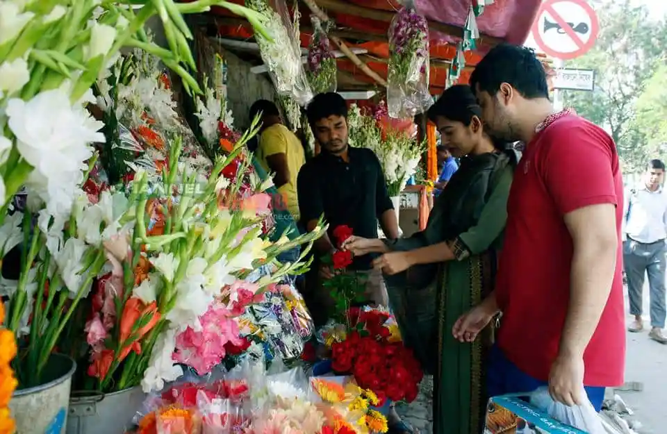 ফুলের দোকানে ক্রেতারা ফুল দেখছেন ও কেনাকাটা করছেন. Channel i News - চ্যানেল আই নিউজ
