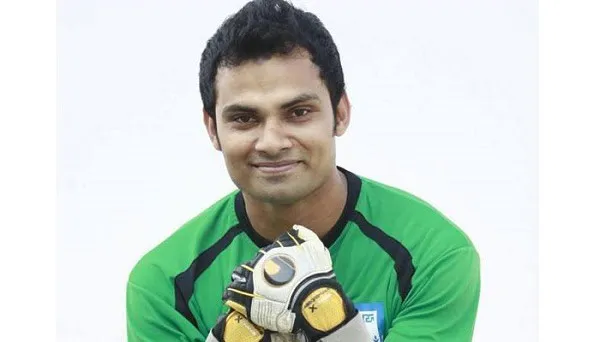 বাংলাদেশের ফুটবল গোলরক্ষক হাসান আলী, হাস্যোজ্জ্বল মুখে পজিশন ধরে আছেন. Channel i News - চ্যানেল আই নিউজ
