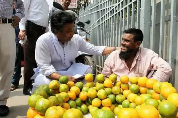 আনিসুল হক বাজারে ফল বিক্রি করছেন একজন বিক্রেতার সাথে. Channel i News - চ্যানেল আই নিউজ