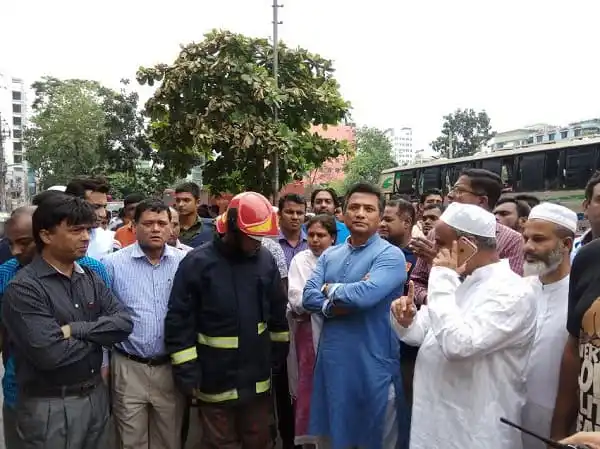 জনপ্রতিনিধি ও স্থানীয় ব্যক্তিরা একত্রিত হয়ে আলোচনা করছেন।. Channel i News - চ্যানেল আই নিউজ