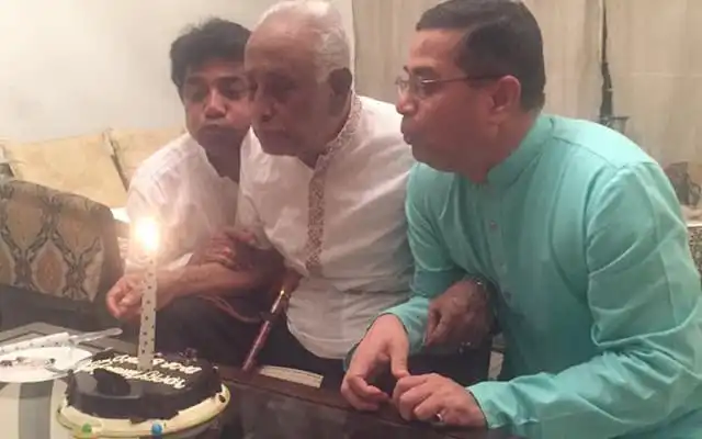 বাবার জন্মদিনে কেক কাটছেন প্রয়াত মেয়র।