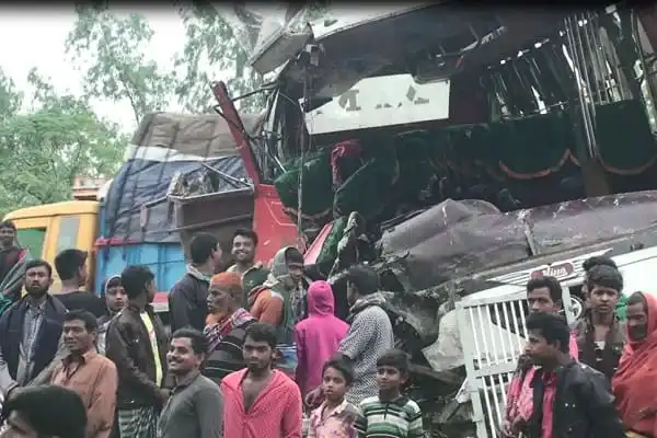 টাঙ্গাইলে বাস-ট্রাক সংঘর্ষের পর হতাহতদের ভিড়।. Channel i News - চ্যানেল আই নিউজ