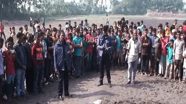 চাঁদপুরে কিশোর হত্যার ঘটনায় এলাকাবাসীর জড়ো হওয়া. Channel i News - চ্যানেল আই নিউজ