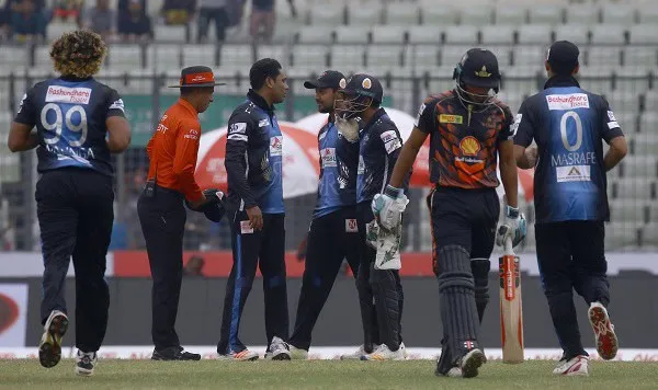বাংলাদেশ ক্রিকেটাররা মাঠে, মাশরাফি ও অন্য খেলোয়াড়রা আলোচনা করছে।. Channel i News - চ্যানেল আই নিউজ