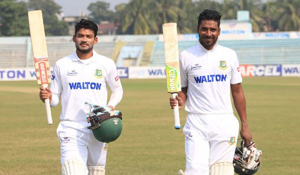 বাংলাদেশ ক্রিকেটাররা মাঠে খেলতে প্রস্তুত, হাসিমুখে একসাথে ছবি তুলছেন. Channel i News - চ্যানেল আই নিউজ