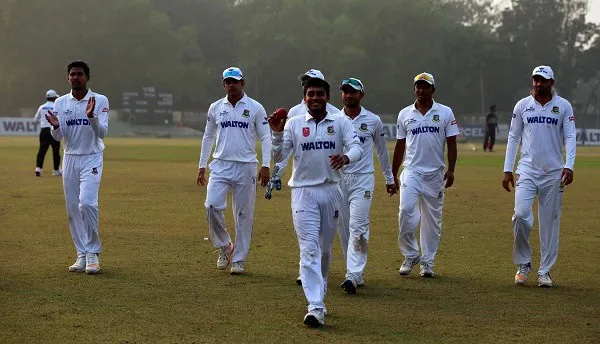 বাংলাদেশ ক্রিকেটাররা মাঠে হাঁটছেন, জাতীয় লিগের খেলা চলমান. Channel i News - চ্যানেল আই নিউজ