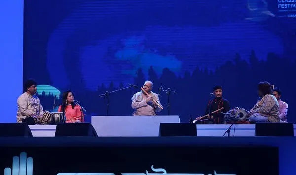শিল্পীরা চৌরাসিয়ার বাঁশির উৎসবের পরিবেশে পারফর্ম করছে. Channel i News - চ্যানেল আই নিউজ