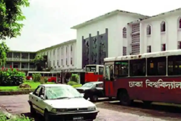 ঢাকা বিশ্ববিদ্যালয় ক্যাম্পাসে বাস ও গাড়ি পার্কিং এলাকা. Channel i News - চ্যানেল আই নিউজ