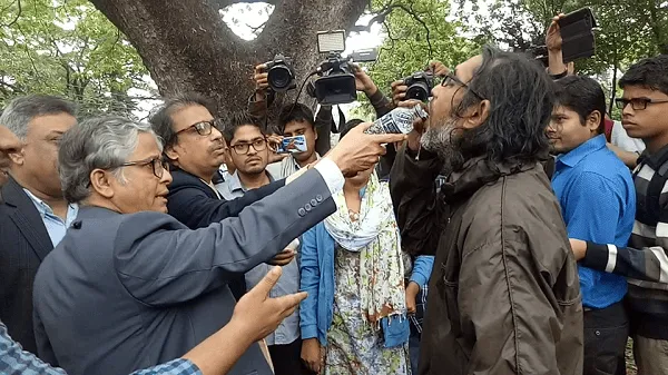 উপাচার্যের আশ্বাসে অনশন ভাঙলেন ওয়ালিদ, সাংবাদিক ও ছাত্রদের উপস্থিতি. Channel i News - চ্যানেল আই নিউজ