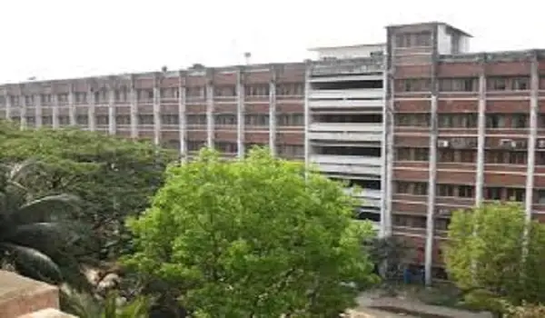 বুয়েটের ছাত্রাবাস ভবন, চারতলা বিশিষ্ট, সবুজ গাছপালা ও ভবনের দৃশ্য. Channel i News - চ্যানেল আই নিউজ