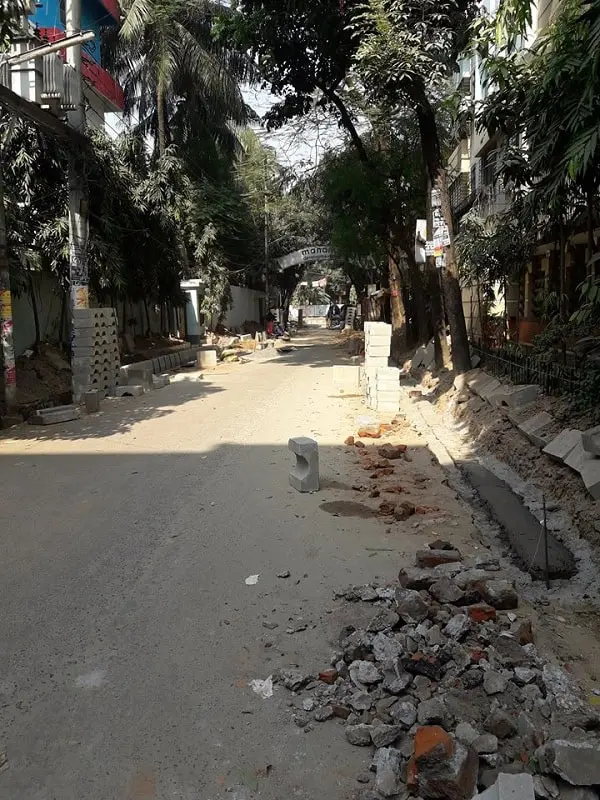 নির্মাণাধীন রাস্তা ও নির্মাণ সামগ্রী, শহরের রাস্তায় কাজ চলছে. Channel i News - চ্যানেল আই নিউজ