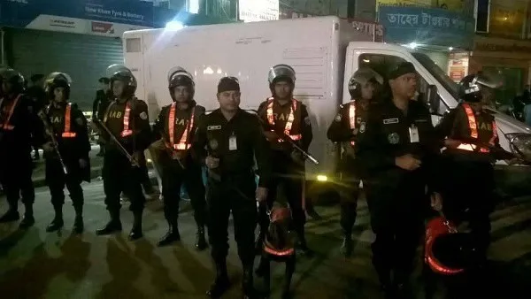র‌্যাবের সদস্যরা ঢাকা রাস্তায় নিরাপত্তা নিশ্চিত করছে. Channel i News - চ্যানেল আই নিউজ