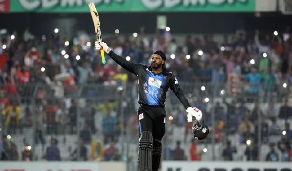 বাংলাদেশ ক্রিকেটার মাশরাফী হাসান বিন মর্তুজা মাঠে জয় উদযাপন করছেন. Channel i News - চ্যানেল আই নিউজ