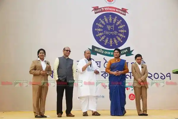 বরিশালের তোয়া ২০১৭ স্বর্ণ কিশোরী পুরস্কার গ্রহণের সময়।. Channel i News - চ্যানেল আই নিউজ