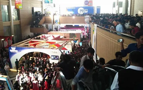 সোফিয়াকে দেখতে দর্শনার্থীর ঢল
