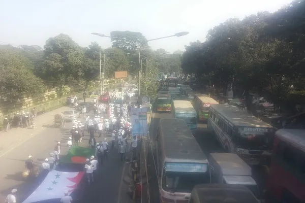 ছাত্রলীগের আনন্দ র্যালি: ছুটির দিনেও শাহবাগ এলাকায় যানজট-দুর্ভোগ