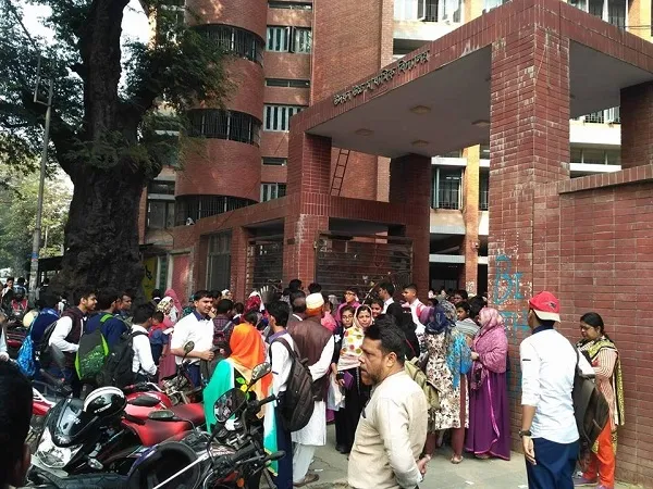 স্কুল পড়ুয়াদের মাত্রাতিরিক্ত ফেসবুক, শঙ্কিত অভিভাবকদের দায়