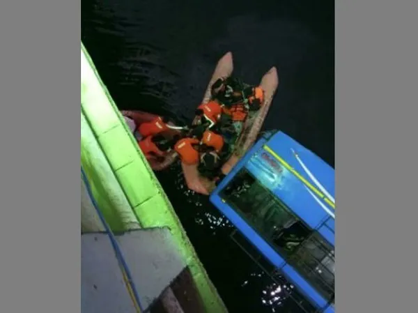 ভারতে যাত্রীবাহী বাস খাদে পড়ে বহু হতাহত