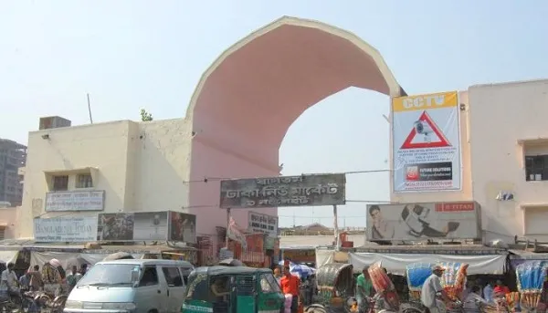 নিউমার্কেটে গাড়ি প্রবেশ-পার্কিংয়ে হাইকোর্টের নিষেধাজ্ঞা