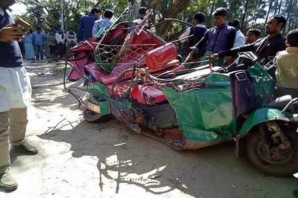 কক্সবাজারের মেরিন ড্রাইভে সড়ক দুর্ঘটনায় নিহত ৩