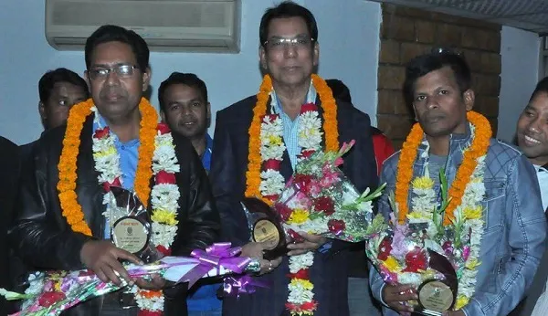 ধারাভাষ্যকারদের গলায় সমর্থকদের মালা