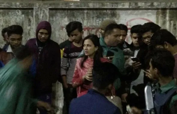 ইডেন ছাত্রীর ছুরিকাঘাতে আহত হয়ে হাসপাতালে যুবক