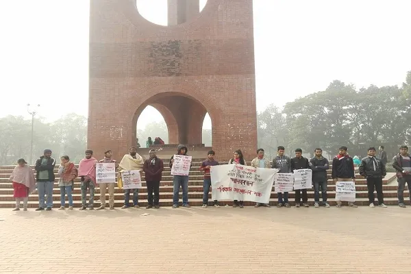 যশোর রোডের গাছ কাটার সিদ্ধান্তের প্রতিবাদে জাবিতে মানব বন্ধন