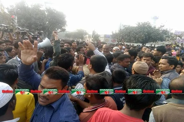 সাংসদ তাপসের আশ্বাসে নিউমার্কেটের ব্যবসায়ীদের অবরোধ প্রত্যাহার