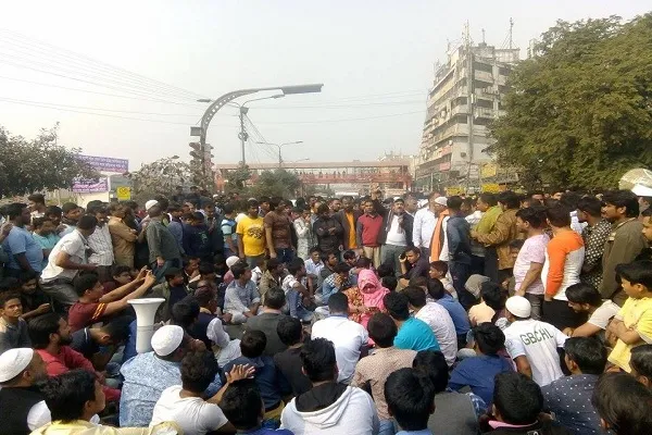 রাস্তা অবরোধ করে নিউমার্কেটের ব্যবসায়ীদের বিক্ষোভ