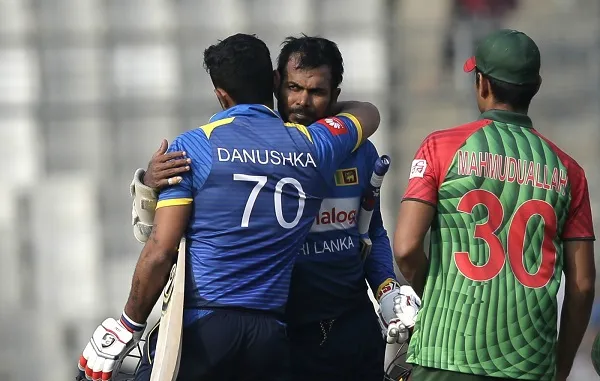 ‘কঠিন উইকেটে’ই শ্রীলঙ্কার এমন ব্যাটিং!
