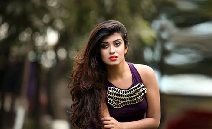কেন আড়ালে অমৃতা?