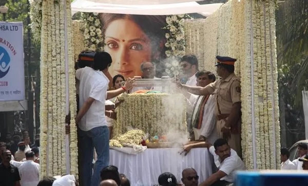 চ্যানেল আই অনলাইন- শ্রীদেবীর লাশের কাছে আছেন স্বামী বনিকাপুর সহ পরিবারের অন্যান্য সদস্যরা