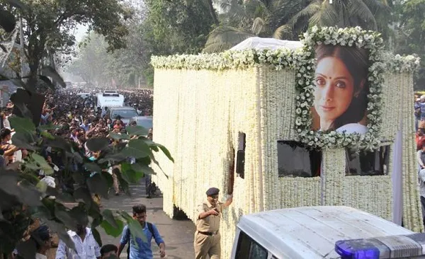 চ্যানেল আই অনলাইন- শ্রীদেবীর লাশের গাড়ির সাথে যাচ্ছে অসংখ্য ভক্ত