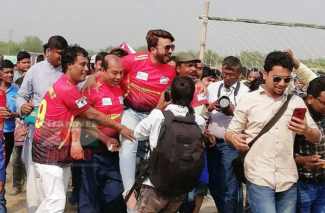 ফুটবল মাঠে অধিনায়ক শাকিব, ৪ গোলে জয়ী