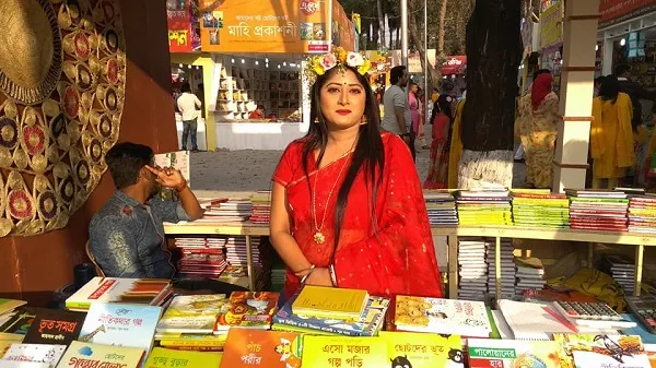ঘাসফড়িং প্রকাশনীর প্রকাশক নির্জনা রত্না। ব্যবসা চলছে, বসন্তও চলছে।