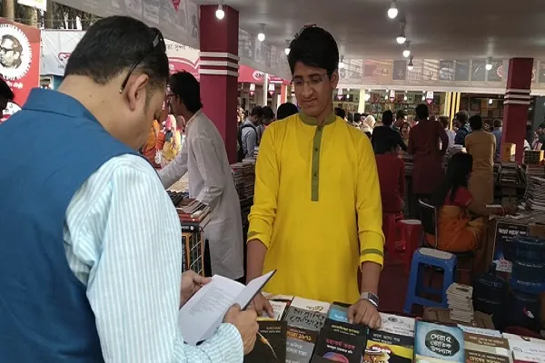 হিমুর সাজে আসা মেহেদী হাসান পড়েন কবি নজরুল কলেজে, বাংলায়। মেলায় এত এত লেখক-পাঠক, দেখতেই ভালো লাগে তার।